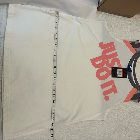 New Nike women’s top - Picture 2 of 10